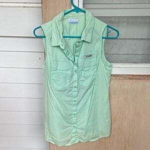 Columbia Women's Light Green Sleeveless Button Down Shirt